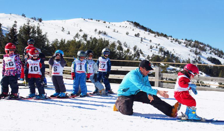 Les activités ski en famille à Camurac, station de ski des Pyrénées audoises © Sylvain Dossin - Office de Tourisme des Pyrénées audoises