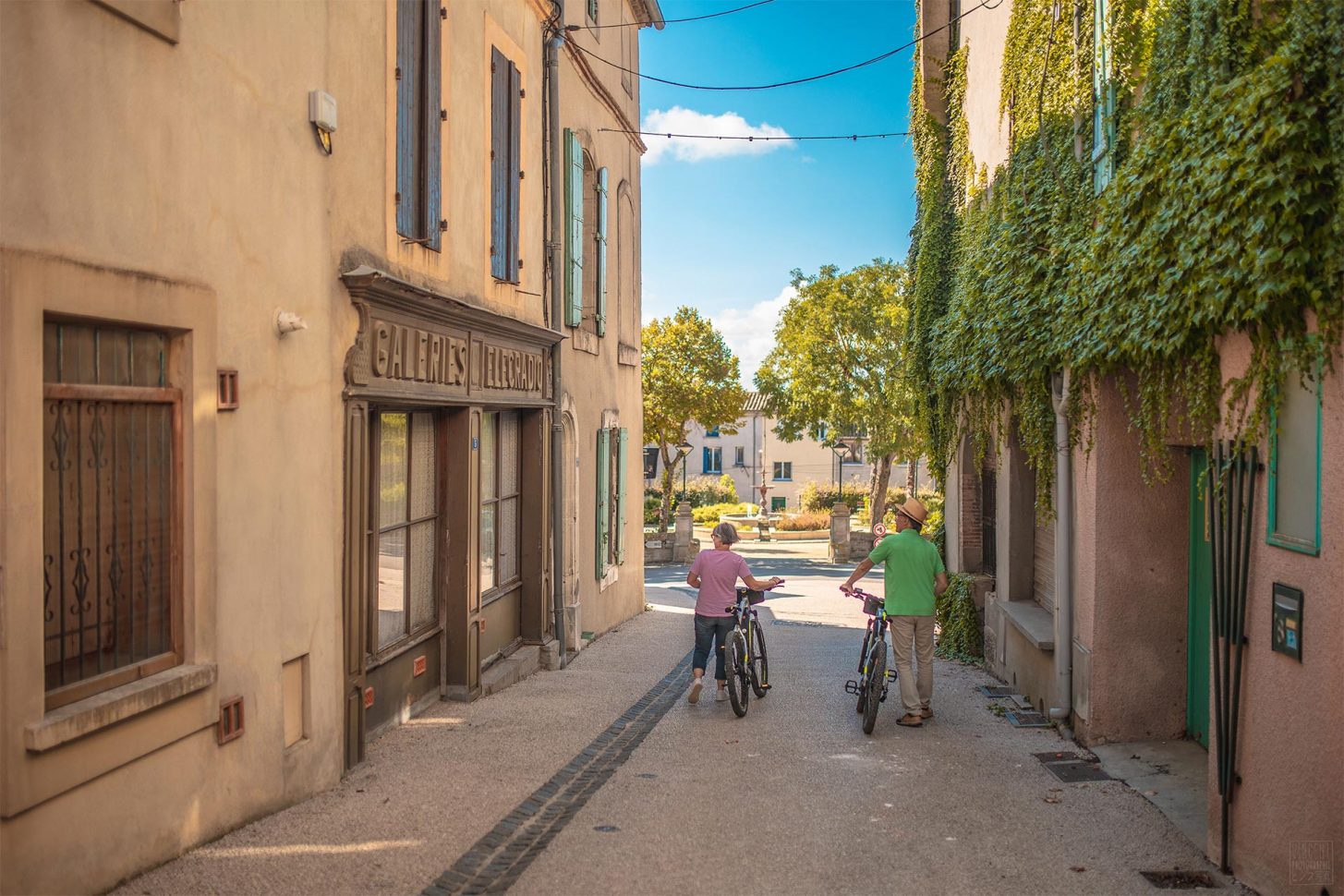 Visite du village de Montréal à vélo ©Vincent Photographie - ADT de l'Aude