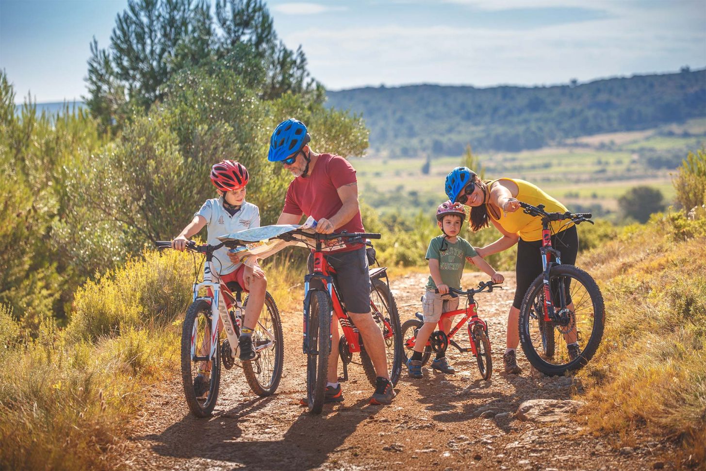 Balade vélo en famille dans les Corbières ©Vincent Photographie - ADT de l'Aude