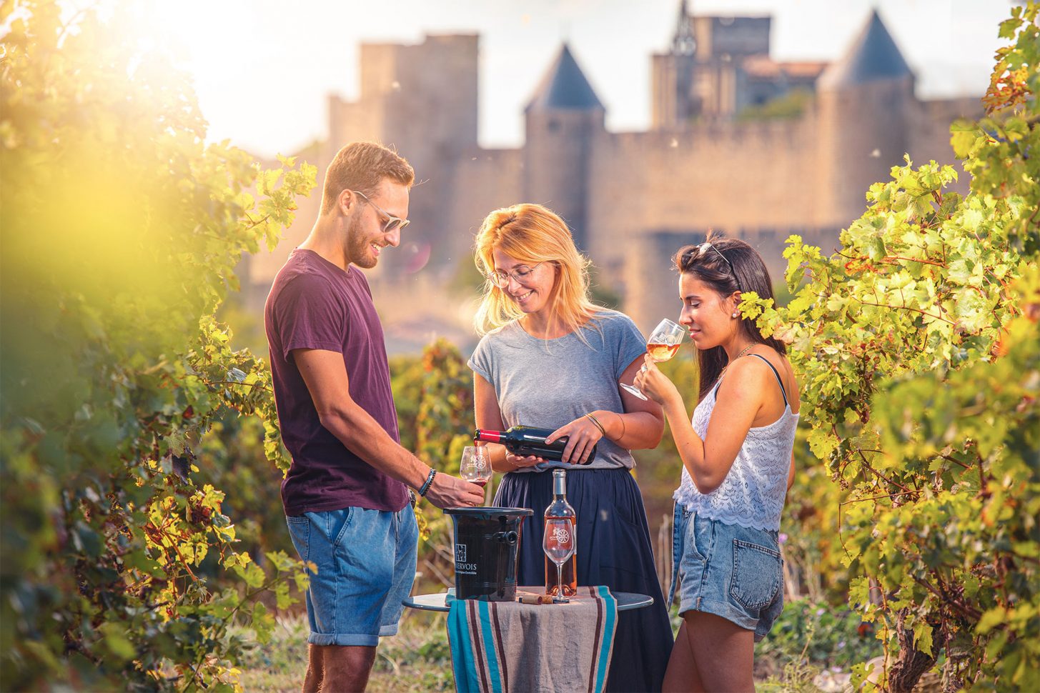 Dégustation de vin dans les vignes au pied de la Cité de Carcassonne ©Vincent Photographie