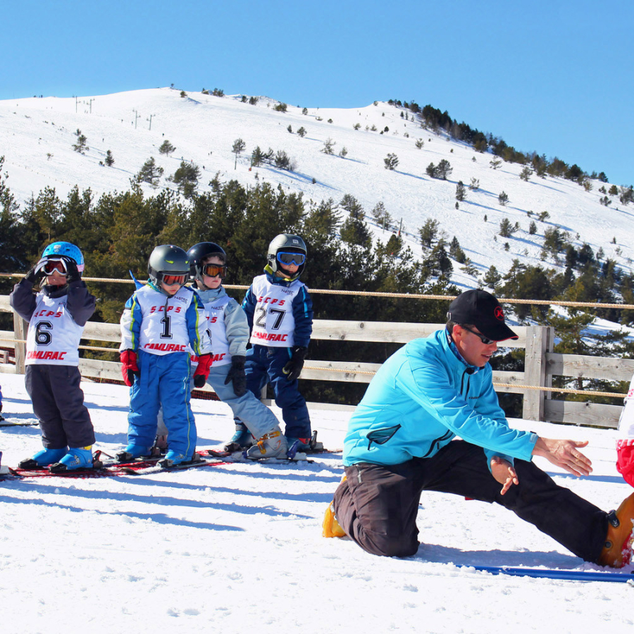 Les activités ski en famille à Camurac, station de ski des Pyrénées audoises © Sylvain Dossin - Office de Tourisme des Pyrénées audoises