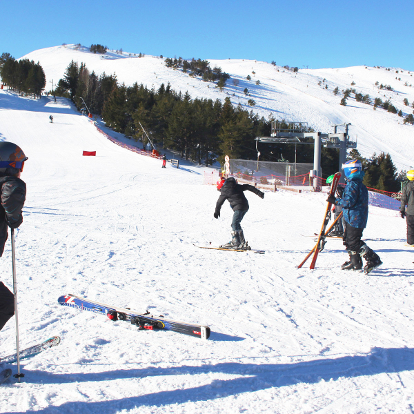 Les activités ski en famille à Camurac, station de ski des Pyrénées audoises © Sylvain Dossin - Office de Tourisme des Pyrénées audoises